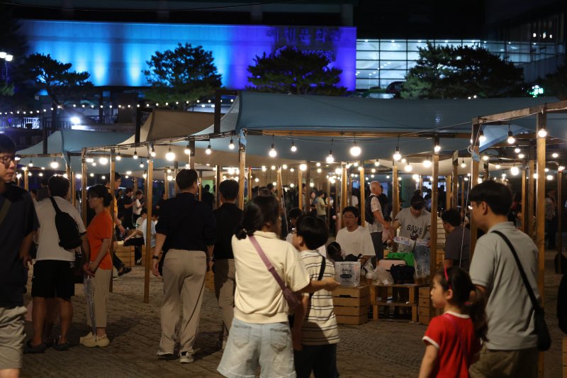 제29회 무주 반딧불바카라사이트 쿠폰 개막날인 6일 전북 무주군 등나무운동장에 방문객들의 발길이 이어지고 있다. 2025.9.6/뉴스1 ⓒ News1 유경석 기자