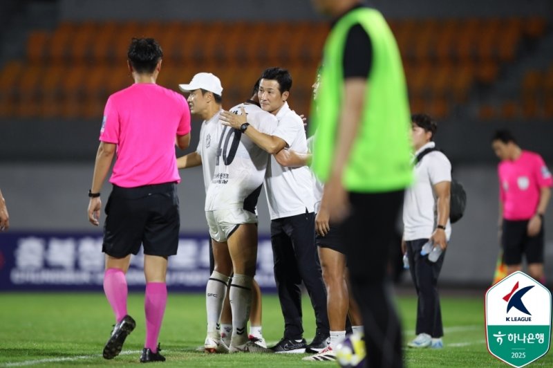 경남FC에서 마지막 경기를 지도한 이을용 감독. (한국프로축구연맹 제공)