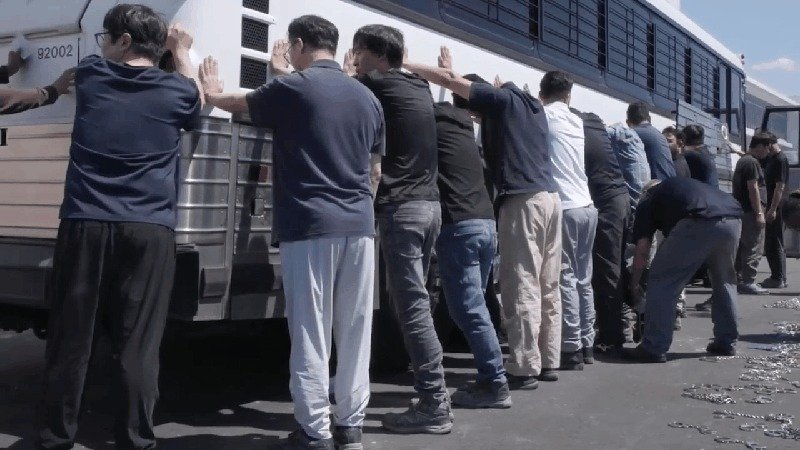 "손·발·허리까지 사슬로 꽁꽁"…美 현대차 공장 현장에선