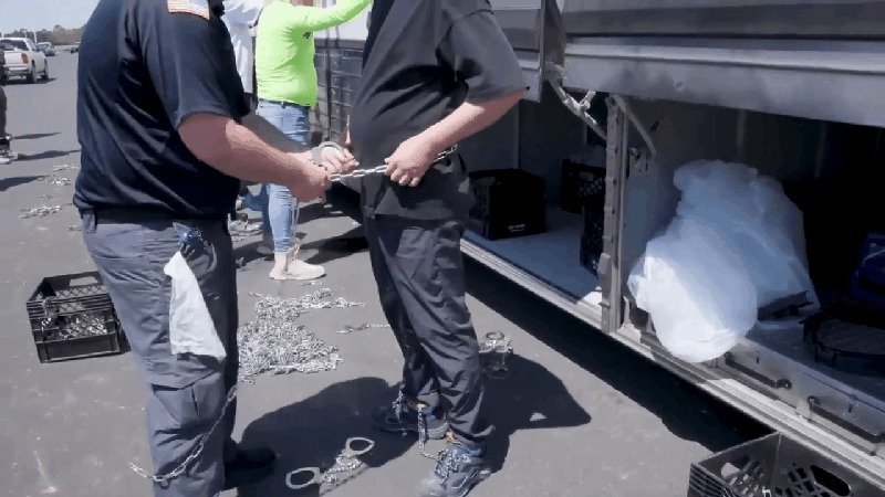 "손·발·허리까지 사슬로 꽁꽁"…美 현대차 공장 현장에선