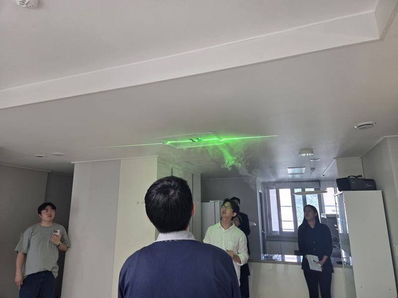 지난 5일 경기도 용인시 현대건설 마북 기술연구원 에너지케어랩에서 광플라즈마 공기청정·환기 시스템을 통해 실내 공기가 순환되는 모습이 시연되고 있다. 사진=장인서 기자