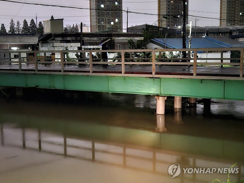 수위 차오른 익산 나룻2교 (출처=연합뉴스)