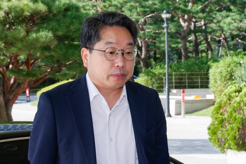 노만석 검찰총장 직무대행이 5일 오전 서울 서초구 대검찰청에 출근하고 있다. 여당이 검찰 보완수사권을 완전 폐지하는 내용의 검찰개혁안을 추진 중인 가운데 노 직무대행은 "적법절차를 지키면서 보완수사를 통해 실제 진실을 밝히는 것은 검찰의 권한이 아니라 의무＂라며 반대하는 입장을 밝힌 바 있다. 2025.9.5/뉴스1 ⓒ News1 안은나 기자