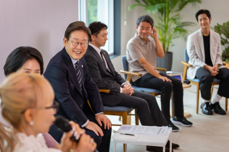 이재명 대통령이 소프라노 조수미의의 발언을 들으며 미소 짓고 있다. (대통령실 제공. 재판매 및 DB 금지) 2025.6.30 / 뉴스1 ⓒ News1 이재명 기자