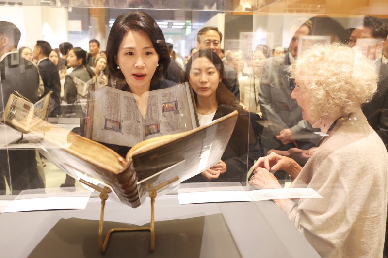 이재명 대통령의 부인 김혜경 여사가 3일 서울 강남구 코엑스에서 열린 '프리즈 서울 2025' VIP 프리뷰 데이를 찾아 작품들을 관람하고 있다. (공동취재) 2025.9.3/뉴스1 ⓒ News1 김성진 기자