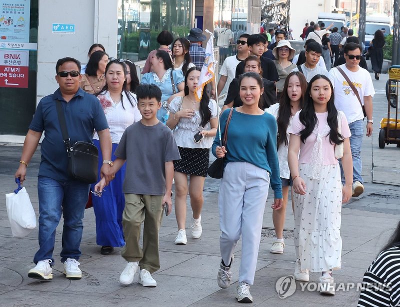 자갈치시장 구경하는 외국인 관광객들 (출처=연합뉴스)