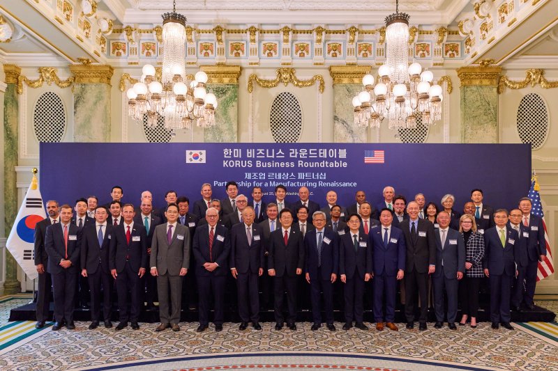 이재명 대통령이 25일(현지시간) 미국 워싱턴 DC 윌라드 호텔에서 열린 한미 비즈니스 라운드 테이블 리셉션에서 참석자들과 기념촬영을 있다. (이재명 대통령 SNS. 재판매 및 DB 금지) 2025.8.28/뉴스1 ⓒ News1 이재명 기자