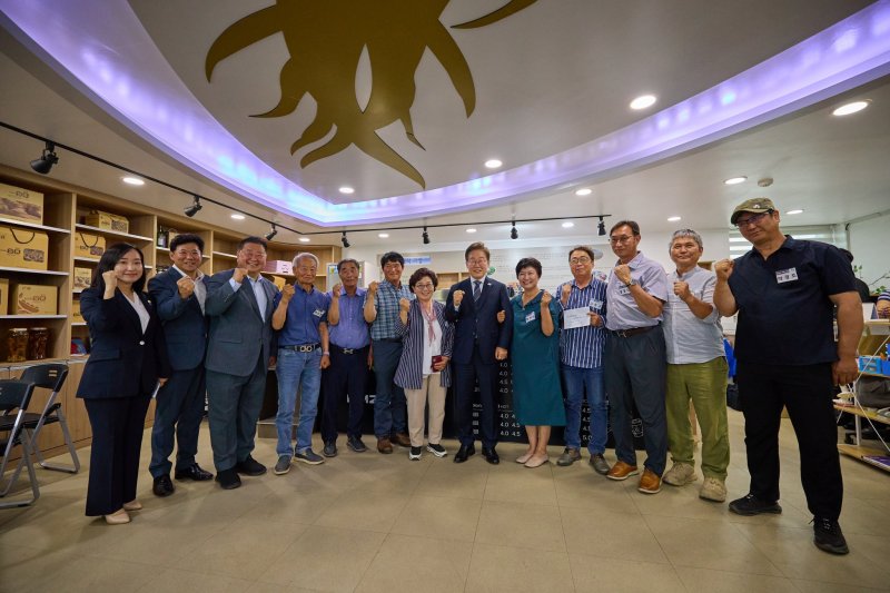 이재명 대통령이 지난 13일 바카라 카드카운팅도 파주시 장단면 행정복지센터에서 열린 주민 간담회에서 주민들과 기념촬영하고 있다. (이재명 대통령 SNS 캡처. 재판매 및 DB 금지) 2025.6.14/바카라 카드카운팅1