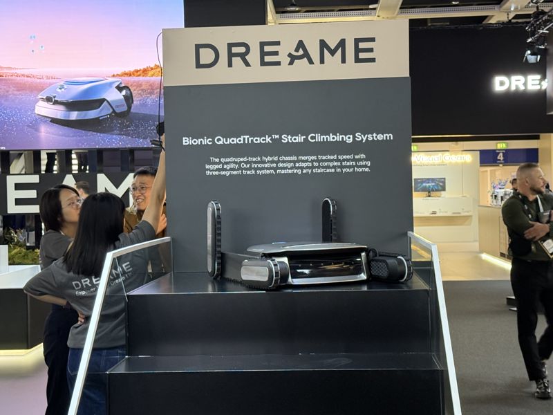 중국 기업 드리미가 IFA 2025 현장에서 계단을 오르는 로봇청소기 '사이버 X'를 공개했다. 사진=임수빈 기자
