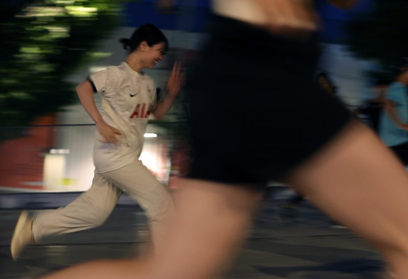 [서울=뉴시스] 고승민 기자 = 7일 서울 종로구 다시세운광장에서 열린 7979 동네방네 러닝크루 행사에서 참가자들이 달리기를 하고 있다. 7979 러닝크루는 서울시의 생활체육 프로그램으로 올해 4월 시작한 이후 현재까지 약 2000명이 참여했다. 매주 목요일 오후 7시 광화문광장과 반포한강공원, 여의도공원에서 누구나 참가 가능하다. 서울시는 또 이날과 오는 14일 종로·강서·도봉구로 찾아가 지역 주민과 함께하는 '7979 동네방네 러닝크루'를 시범 운영한다. 2023.09.07. kkssmm99@newsis.com