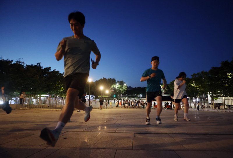 [서울=뉴시스] 고승민 기자 = 7일 서울 종로구 다시세운광장에서 열린 7979 동네방네 러닝크루 행사에서 참가자들이 달리기를 하고 있다. 7979 러닝크루는 서울시의 생활체육 프로그램으로 올해 4월 시작한 이후 현재까지 약 2000명이 참여했다. 매주 목요일 오후 7시 광화문광장과 반포한강공원, 여의도공원에서 누구나 참가 가능하다. 서울시는 또 이날과 오는 14일 종로·강서·도봉구로 찾아가 지역 주민과 함께하는 '7979 동네방네 러닝크루'를 시범 운영한다. 2023.09.07. kkssmm99@newsis.com