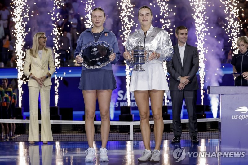 준우승 아니시모바(왼쪽)와 우승 사발렌카 (출처=연합뉴스)