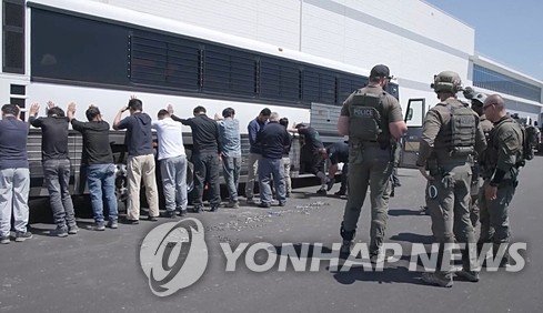 미국 이민 단속 당국 조지아주 배터리 공장 건설현장 단속 모습 공개 (출처=연합뉴스)
