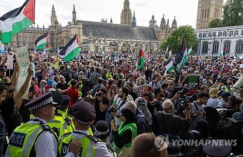 6일 런던 웨스트민스터에 있는 의회 광장에 모인 '팔레스타인 행동' 지지자들 (출처=연합뉴스)