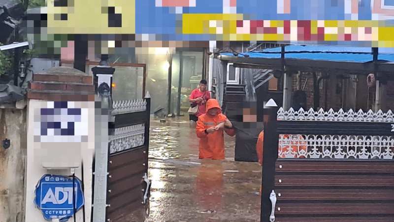 7일 오전 6시 8분께 전북 전주시 완산구 색장동 인근 하천이 범람하면서 도로와 주택이 침수돼 현장에 출동한 소방대원이 구조 활동에 나서고 있다.(전북소방 제공. 재판매 및 DB금지) ⓒ News1