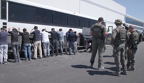 지난 4일(현지시간) 미국 이민 단속 당국이 조지아주 현대차그룹-LG에너지솔루션의 합작 배터리 공장 건설현장에서 벌인 불법체류·고용 단속 현장 영상을 홈페이지를 통해 공개했다. ICE 홈페이지 영상 캡처