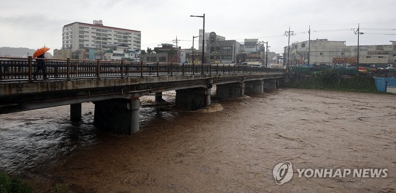 불어난 강물 (출처=연합뉴스)
