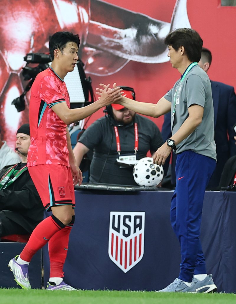 6일(현지시간) 미국 뉴저지주 해리슨 스포츠일러스트레이티드 스타디움에서 열린 한국 대 미국 친선경기에서 홍명보 감독(오른쪽)이 교체되는 손흥민을 격려하고 있다. 연합뉴스