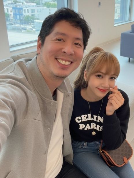 미국 트레이딩 앱 ‘애프터아워’의 창업자 케빈 쉬우(왼쪽)가 블랭핑크 멤버 바카라사이트 카지노버프 함께 찍었다며 SNS에 올린 사진. 이 사진은 AI로 생성한 합성 이미지다. /사진=SNS 캡처