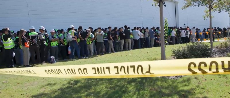 미국 이민세관단속국(ICE)이 지난 4일(현지시간) 조지아주 내 현대자동차그룹과 LG에너지솔루션 합작 배터리 공장 건설 현장의 한국인 직원 300여 명을 기습 단속·구금하는 장면.뉴스1