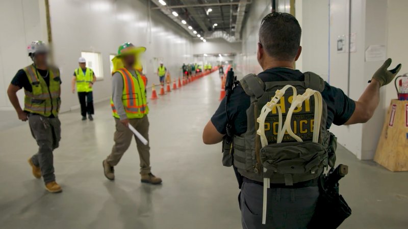 미국 이민세관단속국 ICE(U.S. Immigration and Customs Enforcement)가 조지아주 내 현대자동차그룹과 LG에너지솔루션 합작 배터리 공장 건설 현장의 한국인 직원 300여 명을 기습 단속·구금하는 사진을 공개했다. (ICE 홈페이지. 재판매 및 DB금지) 2025.9.6/뉴스1