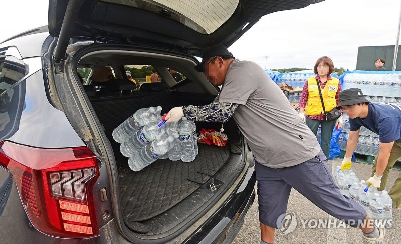가뭄 사태를 겪고 있는 강릉시민들에게 생수가 보급되고 있다. 연합뉴스