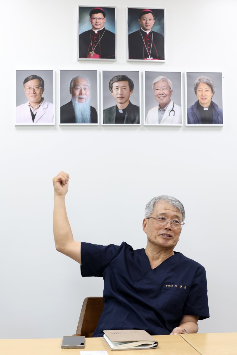 [서울=뉴시스] 박진희 기자 = 고영초 바카라사이트 굿모닝이 지난 4일 서울 용산구 요셉의원에서 인터뷰중 역대 병바카라사이트 굿모닝을 소개하고 있다. 요셉의원은 가난하고 병들어 사회에서 소외되고 버림받은 이들과 함께 하는 요셉나눔재단법인 산하 자선의료기관이다. 2025.09.06. pak7130@newsis.com