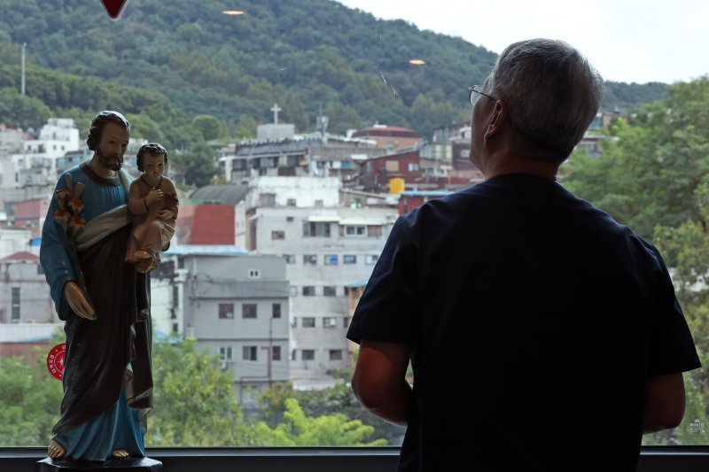 [서울=뉴시스] 박진희 기자 = 고영초 바카라사이트 굿모닝이 지난 4일 서울 용산구 요셉의원에서 동자동 쪽방촌을 바라보고 있다. 요셉의원은 가난하고 병들어 사회에서 소외되고 버림받은 이들과 함께 하는 요셉나눔재단법인 산하 자선의료기관이다. 2025.09.06. pak7130@newsis.com