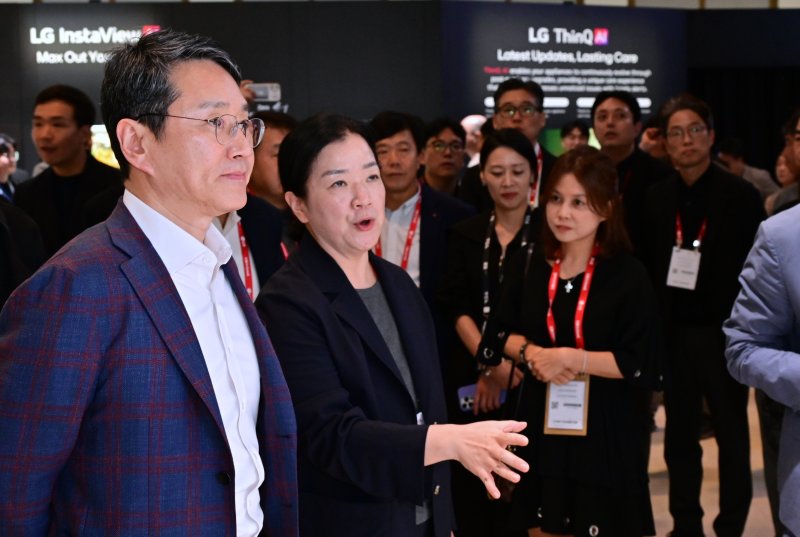 조주완 LG전자 대표이사 사장이 5일(현지시각) 유럽 최대 가전 박람회 'IFA 2025'가 열린 독일 메세 베를린 내 LG전자 부스를 둘러보고 있다.(LG전자 제공)
