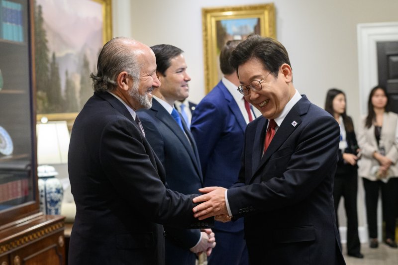 이재명 대통령이 지난 8월 25일(현지시간) 미 워싱턴DC 백악관에서 도널드 트럼프 미국 대통령과의 정상회담을 앞두고 하워드 러트닉 미 상무부 장관과 악수하고 있다. 러트닉 장관은 지난 7월 30일 합의한 한국과 미국 간 무역협상 과정에서 결정적 역할을 한 미국 측 인사로 알려져 있다. (백악관 제공. 재판매 및 DB금지) 2025.9.1/뉴스1 ⓒ News1 류정민 특파원