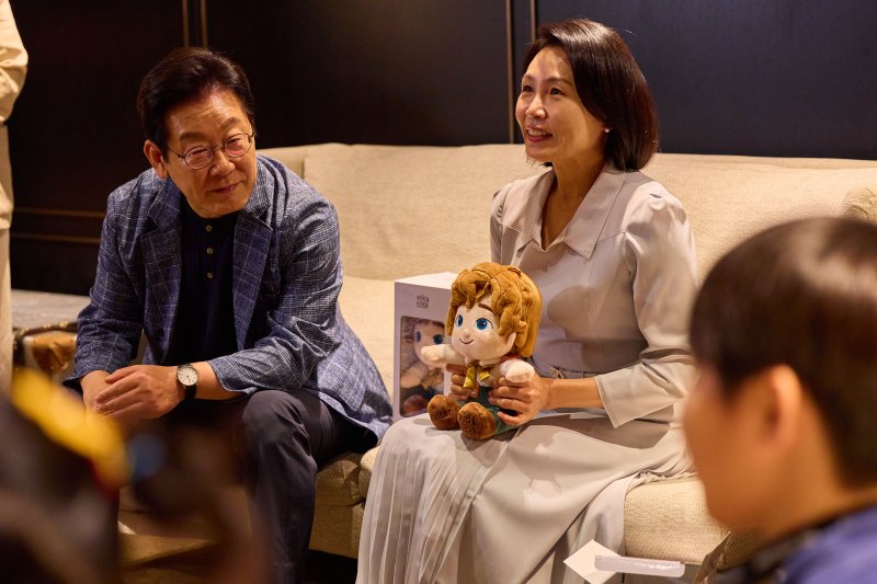 [서울=뉴시스] 최동준 기자 = 이재명 대통령과 김혜경 여사가 6일 서울 용산의 한 바카라사이트 뱃무브관에서 영락보린원 원생들과 함께 한국 애니메이션 '킹 오브 킹스' 관람에 앞서 대화를 하고 있다. (사진=대통령실 제공) 2025.09.06. photo@newsis.com *재판매 및 DB 금지