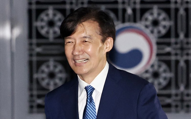 이재명 정부 첫 특별사면·복권 대상에 오른 조국 전 조국혁신당 대표가 15일 새벽 구로구 서울남부구치소를 나서고 있다. 2025.8.15/뉴스1 ⓒ News1 구윤성 기자