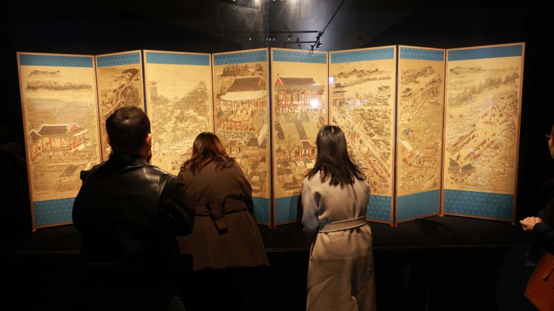 [서울=뉴시스] 고범준 기자 = 10일 서울 용산구 리움미술관 상설전시실 M1에서 열린 재단-삼성문화재단 인터넷 바카라사이트 성과 공유 언론공개회에서 미국 피바디엑세스 박물관이 소장한 조선시대 '평안감사도과급제자환영도(平安監司道科及第者歡迎圖)' 8폭 병풍이 전시되고 있다. 2025.03.10. bjko@newsis.com