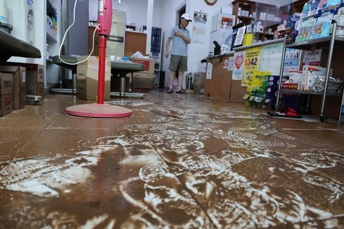 빗물이 밀려온 약국 (출처=연합뉴스)