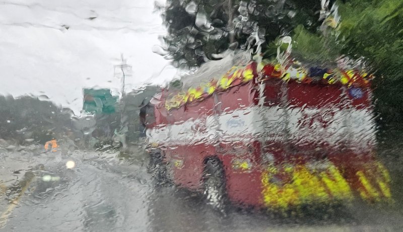 최악의 가뭄이 이어지는 7일 오전 강원 강릉 시내에서 소방차가 소나기가 쏟아지는 가운데 운반급수를 하고 있다. 연합뉴스