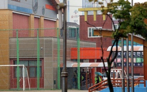 체육관 입구로 모여든 주민들 (출처=연합뉴스)