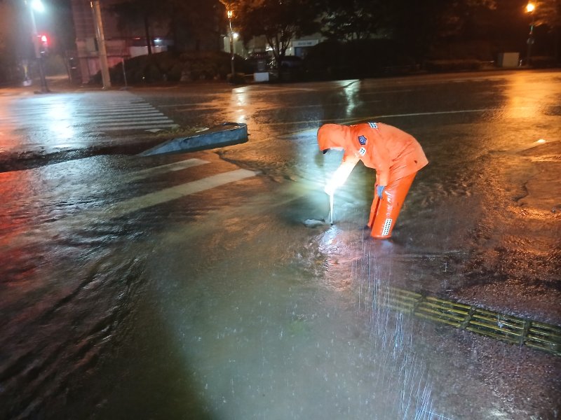 메이저 바카라 사이트지역에 극한호우가 내린 7일 오전 메이저 바카라 사이트 전주시 완산구 효자동 2가의 도로가 침수돼 소방대원이 하수구를 개방하고, 도로 위 장애물 등 위험요소를 제거하고 있다.(메이저 바카라 사이트소방 제공. 재판매 및 DB금지) 2025.9.7/메이저 바카라 사이트1 ⓒ News1 장수인 기자