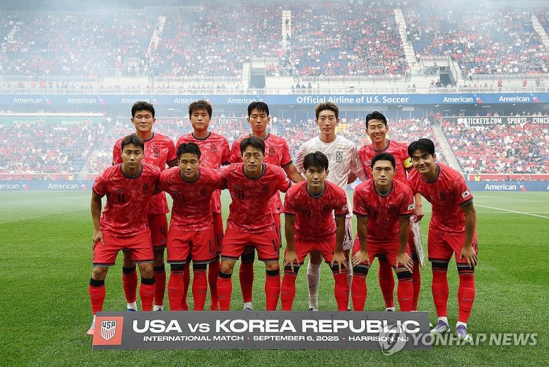 경기 시작 전 기념촬영하는 한국 축구 대표팀 (출처=연합뉴스)