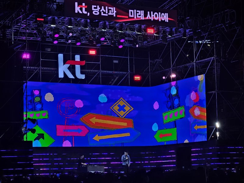 [서울=뉴시스] 박은비 기자 = KT는 5일 광화문 광장에서 도심형 문화 행사 K 페스타를 개최했다. 이날부터 6일, 22일에 행사가 진행된다. 사진은 가수 자이언티가 공연하는 모습. 2025.09.05. silverline@newsis.com *재판매 및 DB 금지