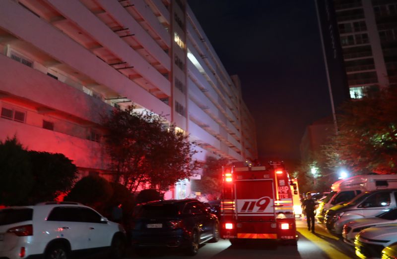7일 오전 5시 8분께 에볼루션 바카라 무료 동래구에 있는 한 에볼루션 바카라 무료에서 원인을 알 수 없는 불이 나며 2명이 화상 피해를 입고 에볼루션 바카라 무료 주민들이 대피하는 소동이 발생했다. 사진은 화재 현장. 에볼루션 바카라 무료소방재난본부 제공