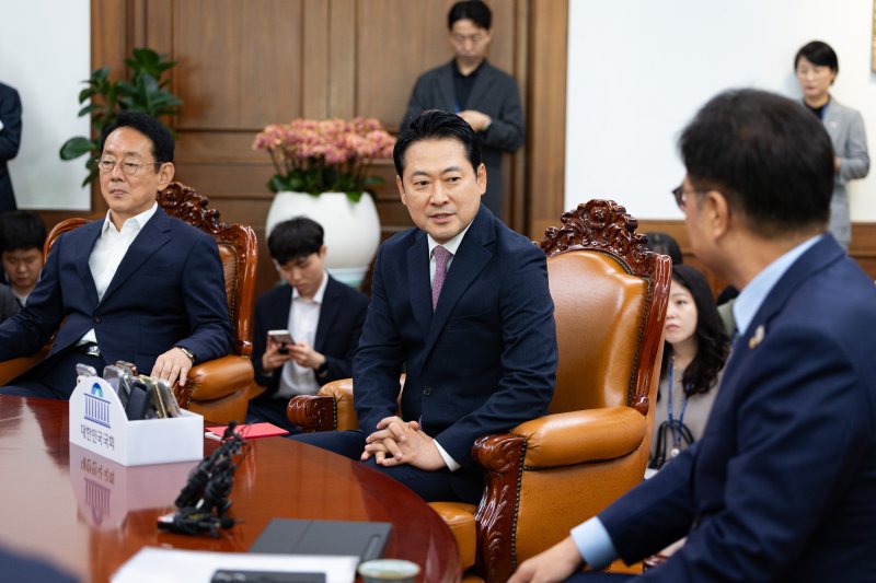 바카라사이트 신고 국민의힘 대표가 2일 서울 여의도 국회에서 우원식 국회의장을 예방하고 있다. 2025.9.2/뉴스1 ⓒ News1 유승관 기자