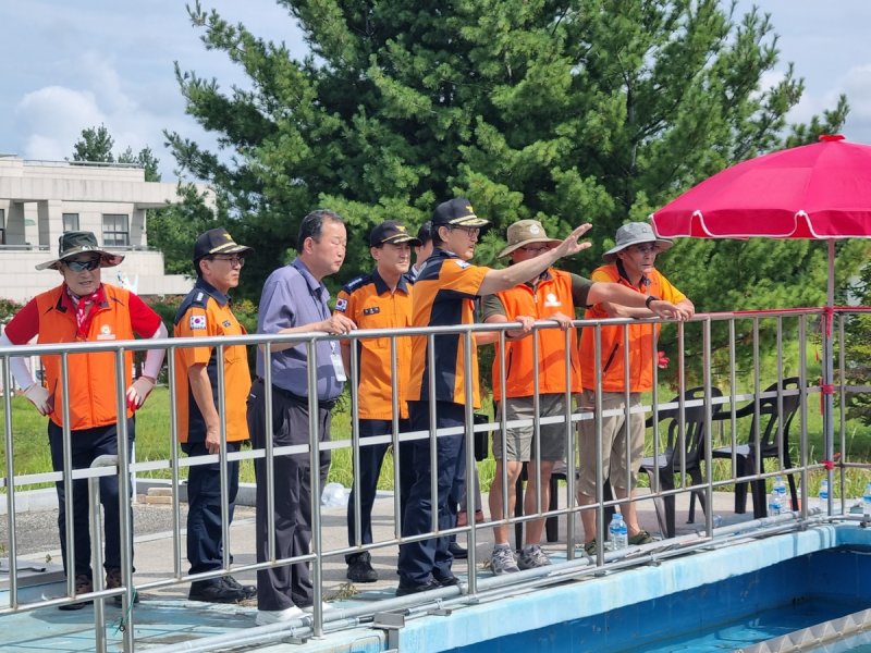 가뭄 현장 살피는 김승룡 강원특별자치도소방본부장 (출처=연합뉴스)