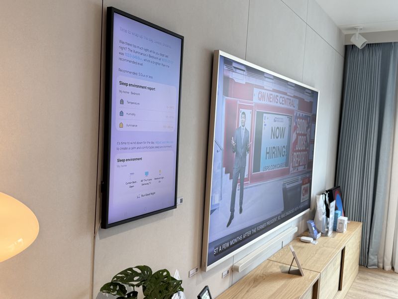 오는 9일까지 독일 베를린에서 진행되는 IFA 2025 전시장에 삼성전자가 AI 홈 기술 기반 '스마트 모듈러 홈 솔루션' 체험관을 마련했다. 체험관 내에 침실 공간에선느 안전하고 편안한 수면 환경을 제공하는 솔루션을 확인할 수 있다. 사진=임수빈 기자