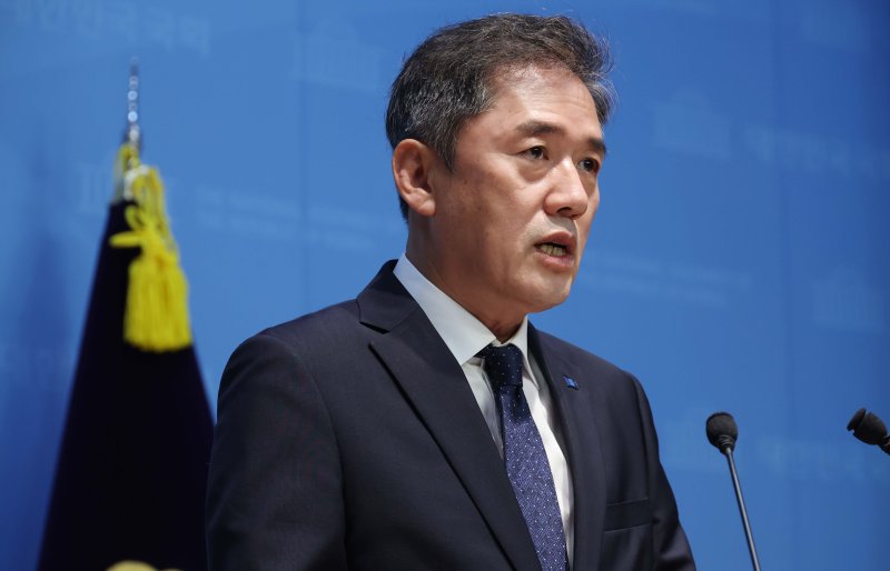 [서울=뉴시스] 조성봉 기자= 황현선 가상 바카라 사무총장이 7일 오전 서울 여의도 소통관에서 열린 긴급 기자회견에서 ‘당내 성 비위 사건’ 논란에 사과하며 사퇴 의사를 밝히고 있다. 2025.09.07. suncho21@newsis.com