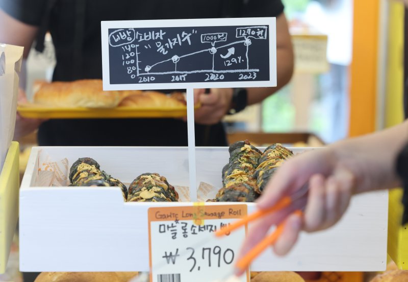 [서울=뉴시스] 황준선 기자 = 2일 오전 서울 성동구 글로우 성수에 마련된 유튜버 '슈카월드'의 베이커리 팝업 스토어 ETF베이커리에 빵 소비자물가지수가 게시돼 있다.슈카월드가 공간·브랜드 기획사인 글로우서울과 협업한 'ETF베이커리'는 빵과 인플레이션을 결합한 이른바 '빵플레이션' 프로젝트의 일환으로 지속적인 빵값 상승에 문제의식을 느끼고 시중보다 훨씬 낮은 가격으로 제품을 제공하는 것이 특징이다. 해당 팝업스토어에서는 소금빵 990원, 베이글 990원, 바게트 990원, 식빵 1990원, 명란바게트 2450원 등 전반적으로 파