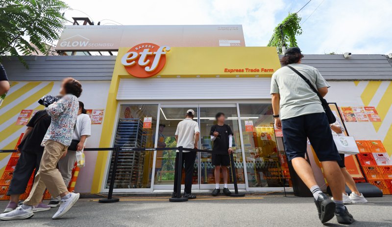 [서울=뉴시스] 황준선 기자 = 2일 오전 서울 성동구 글로우 성수에 마련된 유튜버 '슈카월드'의 베이커리 팝업 스토어 ETF베이커리 모습.슈카월드가 공간·브랜드 기획사인 글로우서울과 협업한 'ETF베이커리'는 빵과 인플레이션을 결합한 이른바 '빵플레이션' 프로젝트의 일환으로 지속적인 빵값 상승에 문제의식을 느끼고 시중보다 훨씬 낮은 가격으로 제품을 제공하는 것이 특징이다. 해당 팝업스토어에서는 소금빵 990원, 베이글 990원, 바게트 990원, 식빵 1990원, 명란바게트 2450원 등 전반적으로 파격적인 가격이 책정됐다. 20