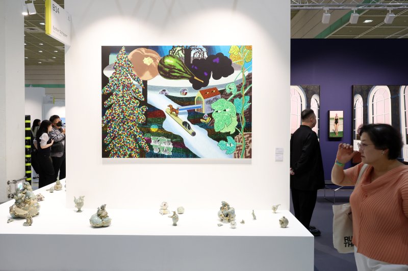 [바카라 용어=뉴시스] 박진희 기자 = '프리즈 서울(FRIEZE SEOUL)' 아트페어가 개막한 3일 서울 강남구 코엑스 에스더쉬퍼 전시장을 찾은 관람객이 작품을 감상하고 있다. 2025.09.03. pak7130@newsis.com