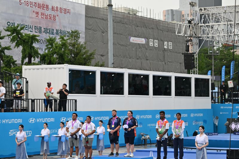 [광주=뉴시스] 이영주 기자 = 7일 오후 광주 동구 5·18민주광장에서 열린 광주2025현대바카라사이트 카지노판선수권대회 컴파운드 혼성 경기, 1~3위를 기록한 네덜란드·인도·멕시코 국가대표 선수들이 포디움에 올라 기념사진을 촬영하고 있다. 2025.09.07. leeyj2578@newsis.com
