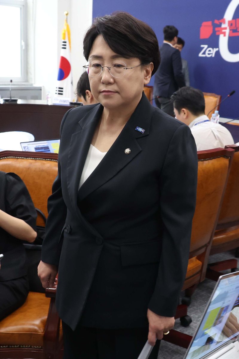 [서울=바카라사이트 온카판] 조성봉 기자= 김선민 바카라사이트 온카판 대표 권한대행을 비롯한 최고위원들이 7일 오후 서울 여의도 국회에서 열린 긴급 최고위원 기자회견에서 '당내 성비위 사건' 관련 지도부 총사퇴를 밝히고 밖으로 나서고 있다. 2025.09.07. suncho21@newsis.com