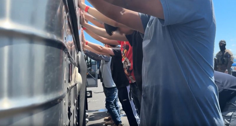 미국 이민세관단속국 ICE(U.S. Immigration and Customs Enforcement)가 조지아주 내 현대자동차그룹과 LG에너지솔루션 합작 배터리 공장 건설 현장의 한국인 직원 300여 명을 기습 단속·메이저 바카라하는 영상을 공개했다. (ICE 홈페이지. 재판매 및 DB금지) 2025.9.6/메이저 바카라1